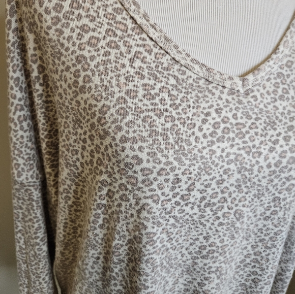 Americal Eagle Leopard Print V-Neck Long Sleeve Super Soft Top Size XL - Picture 7 of 12